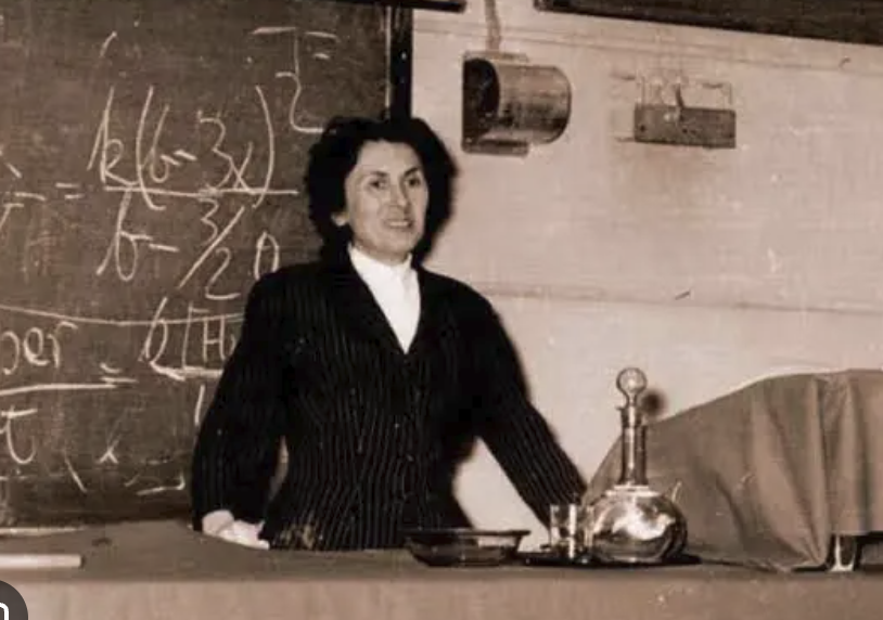 Prof. Bogusława Jeżowska-Trzebiatowska podczas wykładu